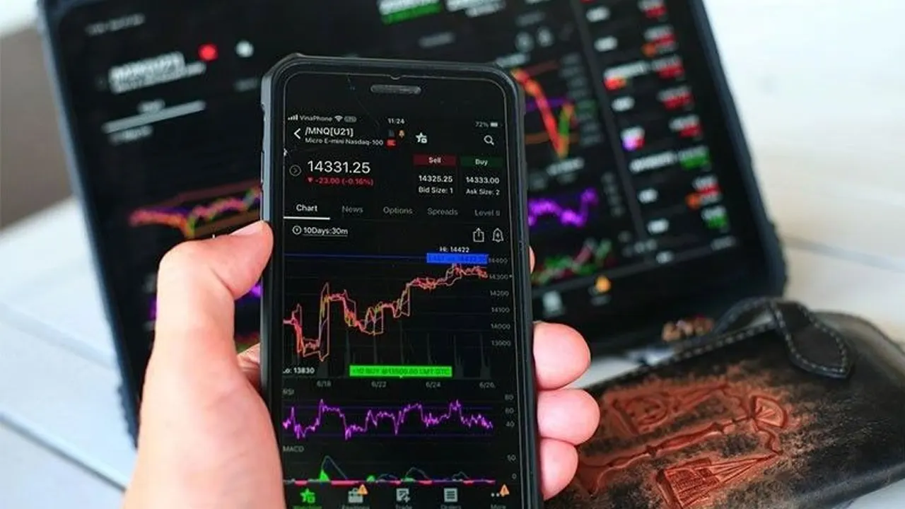 PSEi picks up slight gains